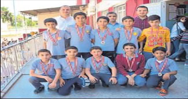 Dosteller Ortaokulu’nda futbol turnuvası sona erdi
