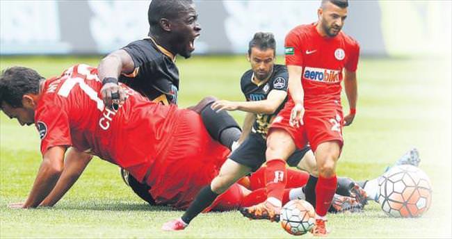 Antalya’yı 3 golle devirdi
