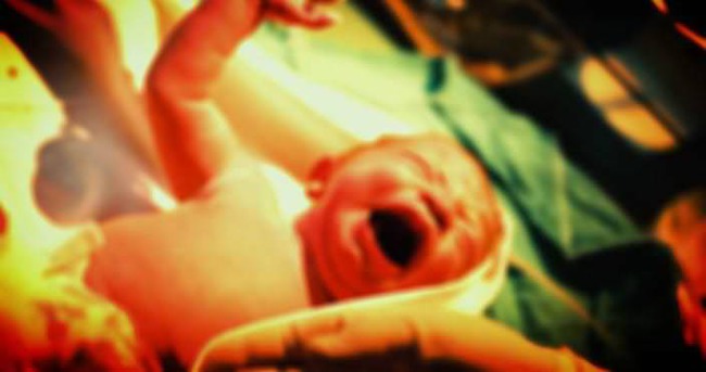 Ebe hemşirenin bebeği ana rahmine geri ittiği iddiası