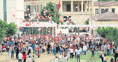 Tarsus SEV İlkokulu’nda balonlar barış için uçtu