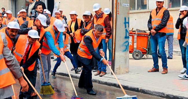 Başkan Akdoğan yolları temizledi