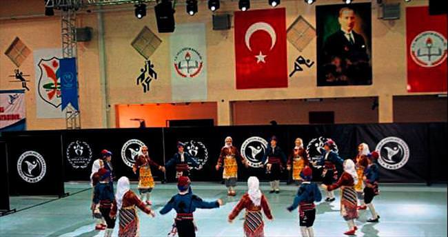 Burdur’da halk oyunları coşkusu