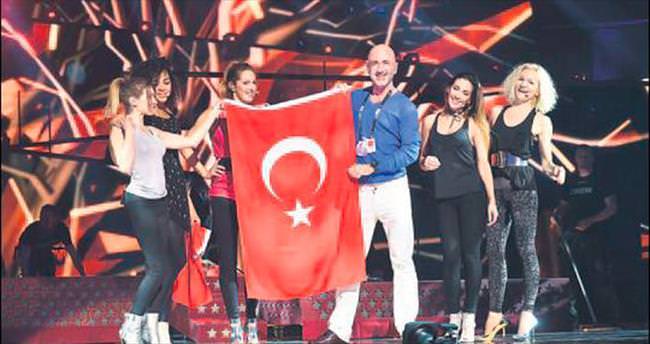 Eurovision sahnesinde Türk bayrağı