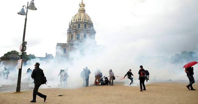 Paris’te protestocular polisle çatıştı
