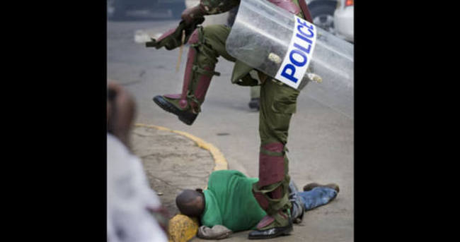 Kenya’da polisin protestocunun kafasını ezdiği anlar İZLE
