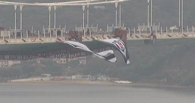 Beşiktaş bayrağı 3. köprüye asıldı