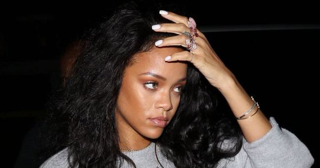 Rihanna gece kulübünde para saçtı