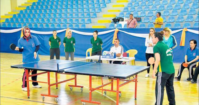 Kadınlar, masa tenisinde usta sporculara taş çıkardı