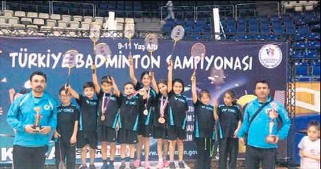 Badminton Takımı madalyaları topladı