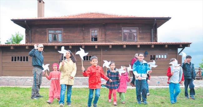 Köy hayatı ve geleneksel oyunların keyfini çıkardılar