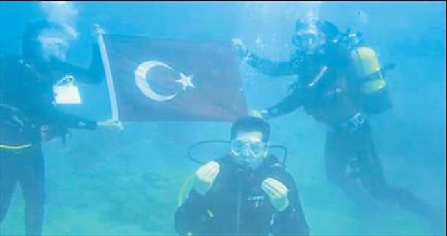 Denizin altında İstiklal Marşı