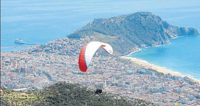 Alanya’da alternatif turizme yamaç paraşütü katkısı