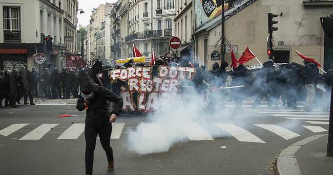Paris polisi ırkçılık karşıtlarına müdahale etti