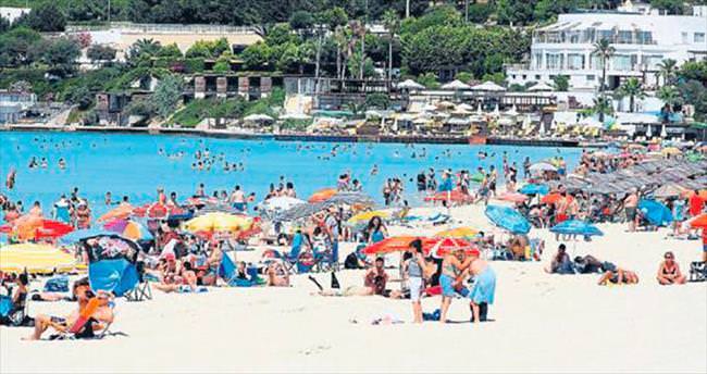 Sıcaktan bunalan İzmirliler sahillere akın etti