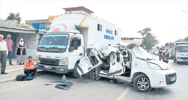 Otomobil kamyona çarptı: 1 ölü, 2 yaralı