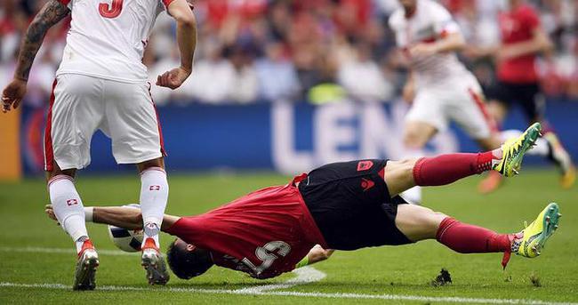 EURO 2016’da ilk kırmızı kart Lorik Cana’ya