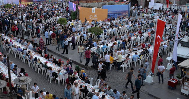İstanbul’dan gelen Ak Partililer,Sur’da vatandaşlarla iftar yaptı
