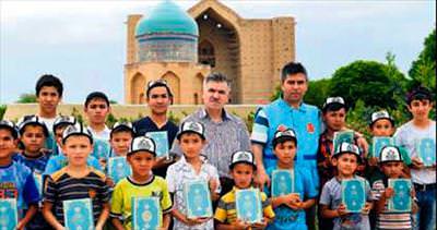 Ahmet Yesevi’nin torunlarına Kazakça mealli Kuran’ı Kerim