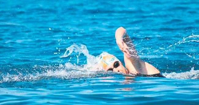 Foça’da yüzme şenliği nefes kesti
