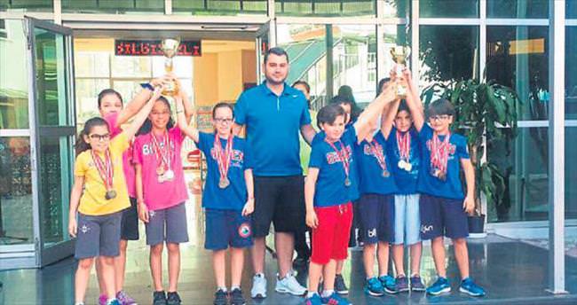 Minik yüzücüler Adana şampiyonu