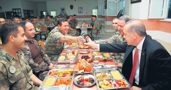 Erdoğan’dan askere iftar sürprizi