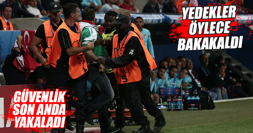 İspanya maçında olay! Sahaya taraftar girdi ve...