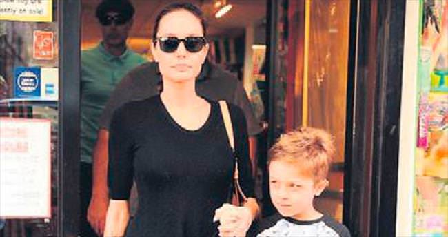 Jolie oğlu ile alışverişe çıktı