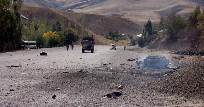 Hakkari’de kontrol devriyesi yapan zırhlı araca saldırı : 1 PKK’lı öldürüldü