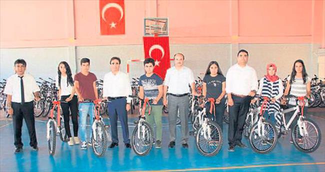 Erdemli ilçesinde öğrencilere 102 bisiklet dağıtıldı