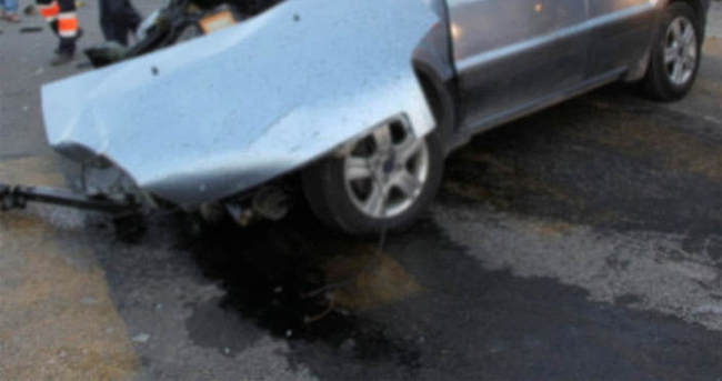 Otomobil tırın dorsesine çarptı: 3 ölü, 1 yaralı