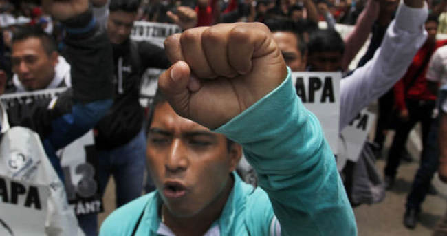 Meksika’da 21 aydır kayıp 43 öğrenci için protesto