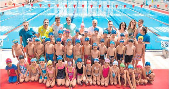 Antalyalı çocuklar yüzme kursu alıyor