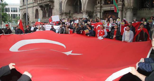 Duisburg’ta yaşayan Türkler Ermeni kararını protesto etti