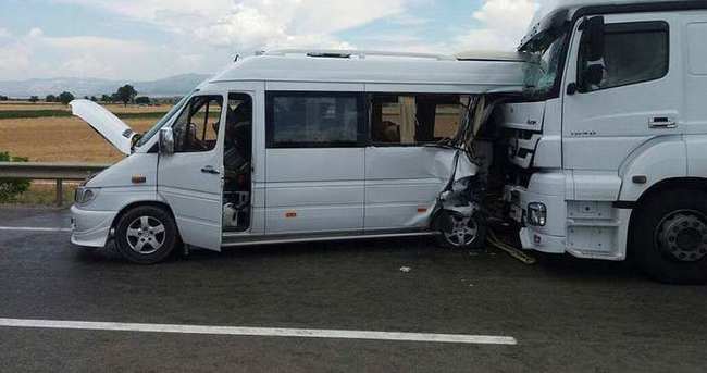 TIR minibüse çarptı: 2 ölü 6 yaralı