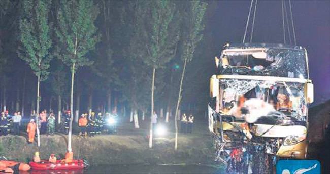 Lastiği patlayan otobüs kanala uçtu: 26 ölü