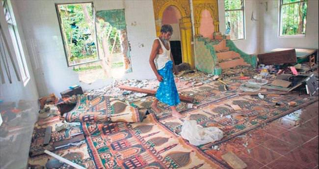 Myanmar’da camilere saldırı sürüyor
