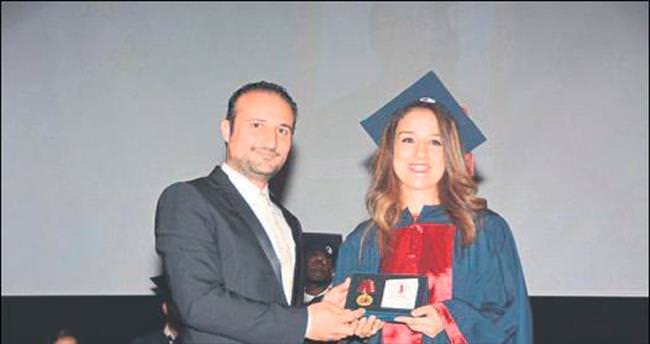 Eczacılık mezunları diplomalarını törenle aldı