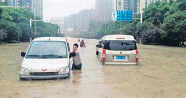 Çin’de şiddetli yağışlar 140 cana mal oldu