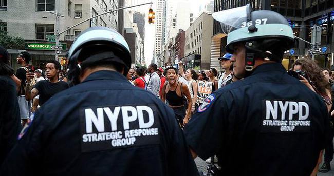 New York’taki ’polis şiddeti’ protestolarında 40 gözaltı