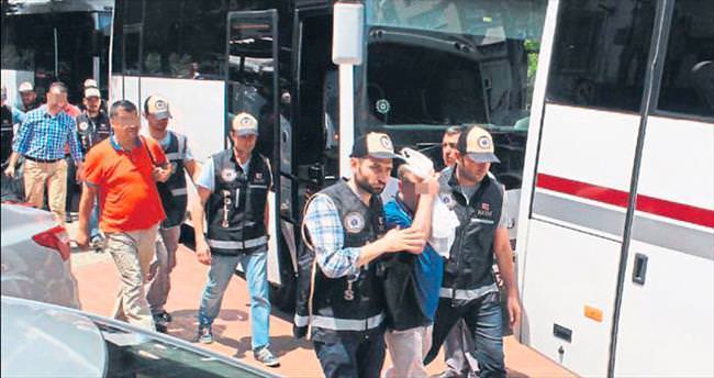 İzmir’de 24 hakim ve savcı tutuklandı