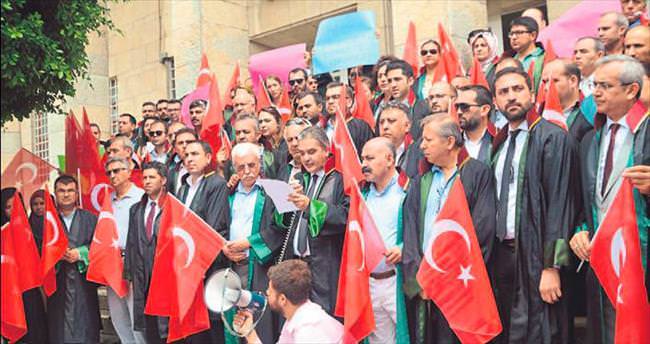 Adana Adliyesi’nde avukatlardan darbe protestosu