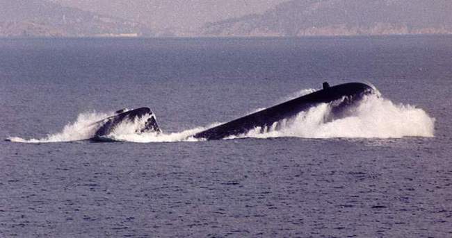 İngiliz denizaltısı ticari gemiyle çarpıştı