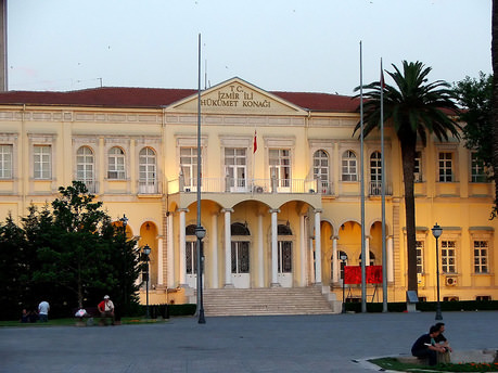 İzmir’de binden fazla MEB çalışanı açığa alındı!