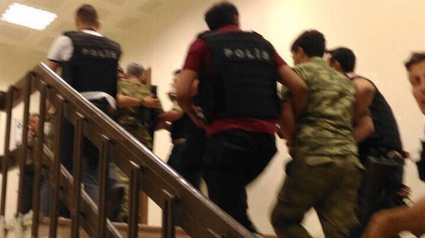 Kars’ta 35 rütbeli asker gözaltına alındı!