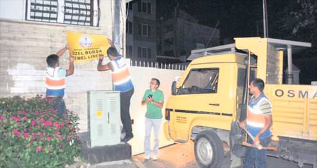 FETÖ okullarının tabelaları söküldü