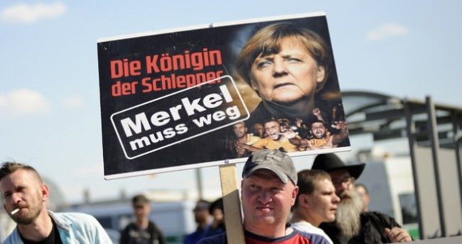 Merkel protesto edildi