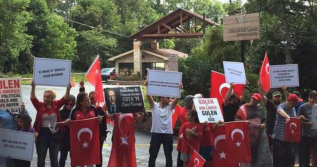 FETÖ elebaşı, ABD’deki malikanesi önünde protesto edildi