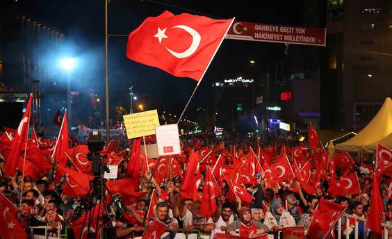 Bursa’da 10 bin kişi ’Demokrasi nöbeti’nde toplandı