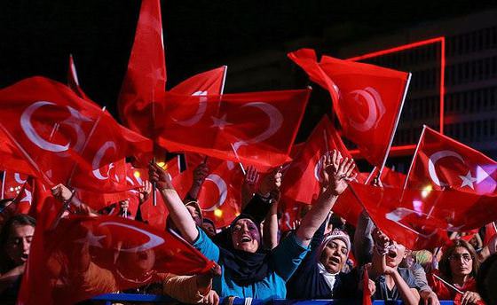 İzmir’de binlerce kişi Konak Meydanı’nda buluştu