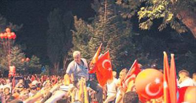 Belediye Türk bayrağı dağıtıyor